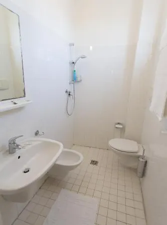 Byron Solo Per Giovani Hotel 2*