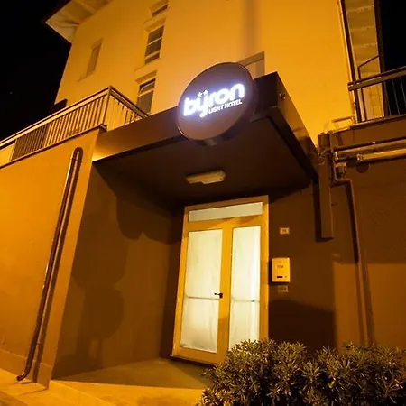 Byron Solo Per Giovani Hotel