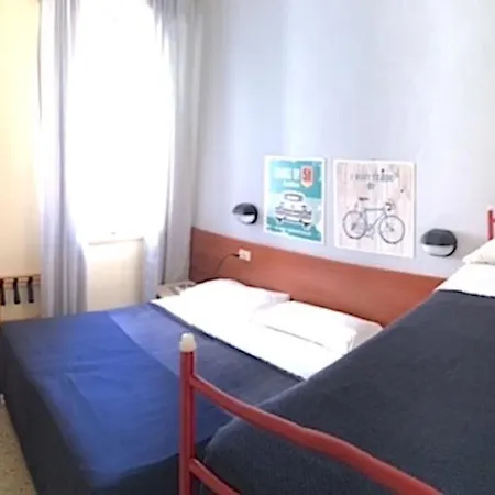 Byron Solo Per Giovani Hotell 2*