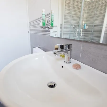 Byron Solo Per Giovani Hotell 2*