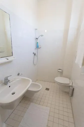 Byron Solo Per Giovani מלון 2*