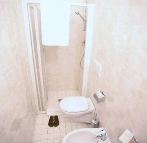 Hotel Byron Solo Per Giovani 2*