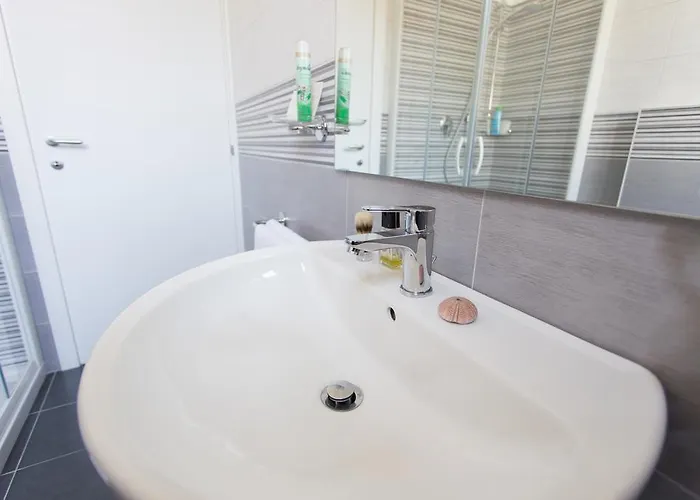 Byron Solo Per Giovani Hotel 2*